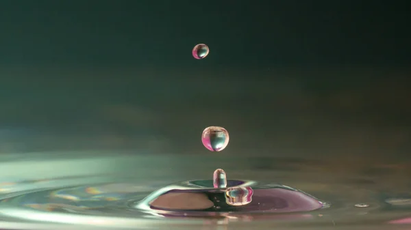 Des Gouttes Pluie Tombent Dans Eau Mise Point Sélective Près — Photo