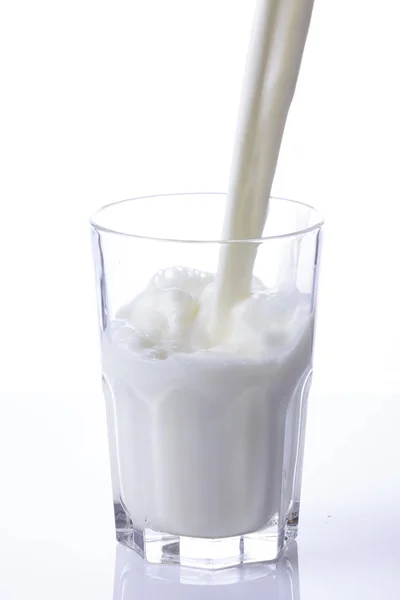 Een Glas Melk Plons Maken Een Witte Achtergrond Gieten Close — Stockfoto