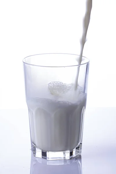 Een Glas Melk Plons Maken Een Witte Achtergrond Gieten Close — Stockfoto