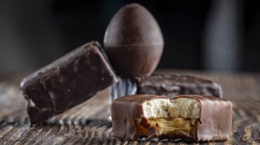 Ahşap arka plan üzerinde çikolata şekerleme. Yakın çekim