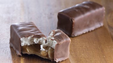 Ahşap arka plan üzerinde çikolata şekerleme. Yakın çekim