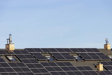 Konut bir evin çatısında yeşil elektrik üretmek için güneş yükleme.