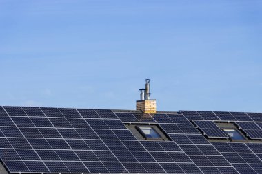 Konut bir evin çatısında yeşil elektrik üretmek için güneş yükleme.