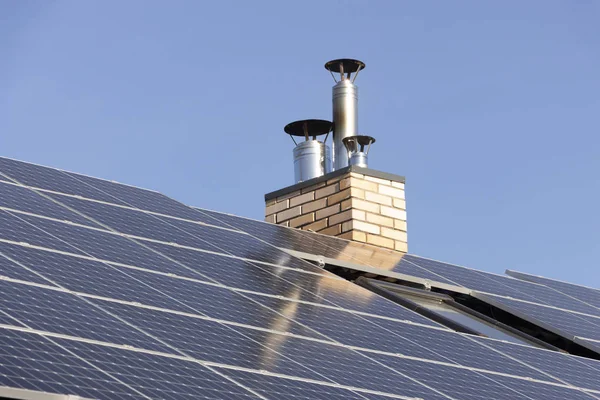 Solaranlage Zur Erzeugung Von Ökostrom Auf Dem Dach Eines Wohnhauses — Stockfoto