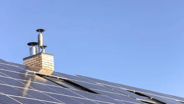 Instalación Solar Para Generar Electricidad Verde Techo Una Casa Residencial — Foto de Stock