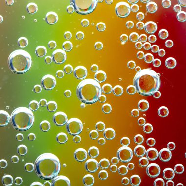 Su damlaları gökkuşağı renkli arka plan ile kapatmak