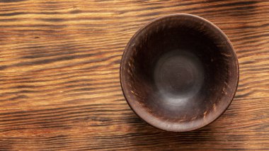 Eski kil eski püskü plaka sarı bir ahşap masa üzerinde Kapat