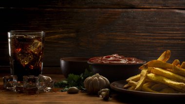 Patates kızartması ahşap tarih seçici odak, düşük anahtar masa. Yakın çekim