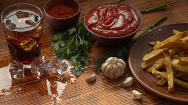 Patates kızartması ahşap tarih seçici odak, düşük anahtar masa. Yakın çekim