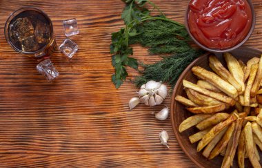 Patates kızartması ahşap tarih seçici odak, düşük anahtar masa. Yakın çekim