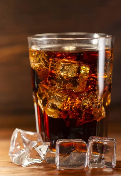 Glas Stilleben Bild Cola Med Ett Glas Svart Bakgrund Närbild — Stockfoto