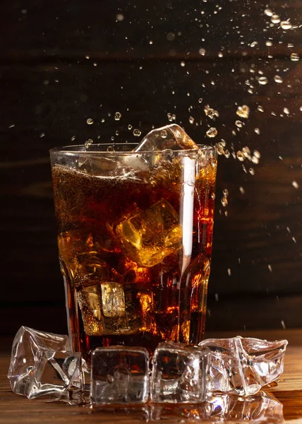 Glas Stilleven Beeld Close Cola Met Ijs Een Glas Een — Stockfoto