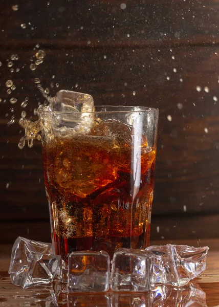 Glas Stilleven Beeld Close Cola Met Ijs Een Glas Een — Stockfoto