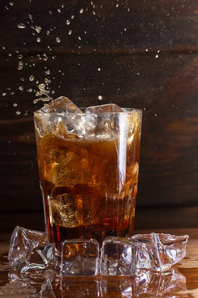 Glas Stilleven Beeld Close Cola Met Ijs Een Glas Een — Stockfoto