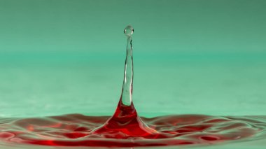 Seçici odak yağmur yağmaya içine su damlaları, yakın çekim