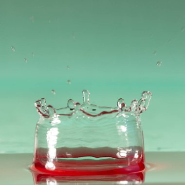 Seçici odak yağmur yağmaya içine su damlaları, yakın çekim