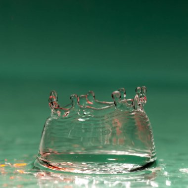 Seçici odak yağmur yağmaya içine su damlaları, yakın çekim