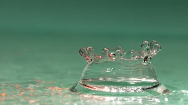 Seçici odak yağmur yağmaya içine su damlaları, yakın çekim