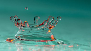 Seçici odak yağmur yağmaya içine su damlaları, yakın çekim