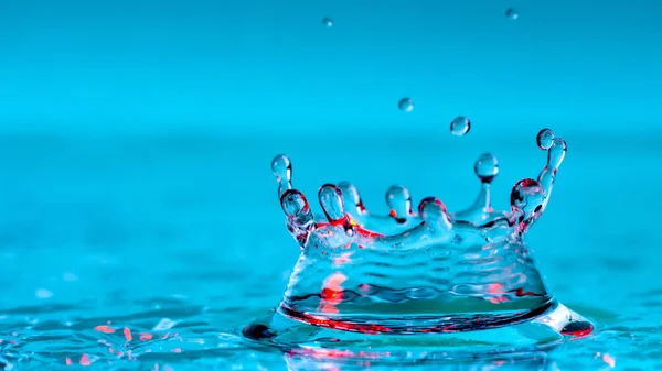 水の中に雨の滴 セレクティブ フォーカス クローズ アップ — ストック写真