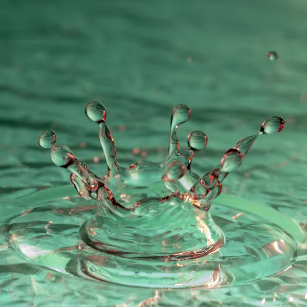 Druppels Regen Vallen Het Water Selectieve Aandacht Close — Stockfoto