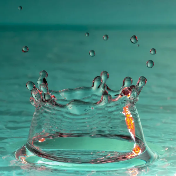 Gotas Chuva Caem Água Foco Seletivo Perto — Fotografia de Stock