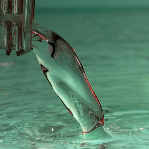 Des Gouttes Pluie Tombent Dans Eau Mise Point Sélective Près — Photo