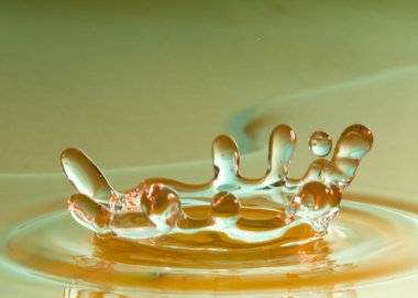 Seçici odak yağmur yağmaya içine su damlaları, yakın çekim