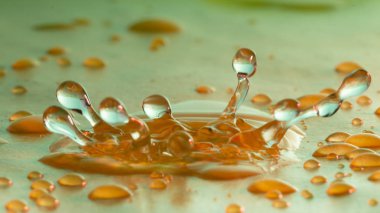 Seçici odak yağmur yağmaya içine su damlaları, yakın çekim