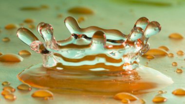 Seçici odak yağmur yağmaya içine su damlaları, yakın çekim