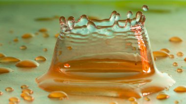 Seçici odak yağmur yağmaya içine su damlaları, yakın çekim