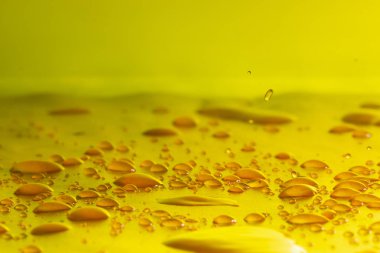 Seçici odak yağmur yağmaya içine su damlaları, yakın çekim