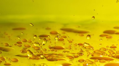 Seçici odak yağmur yağmaya içine su damlaları, yakın çekim