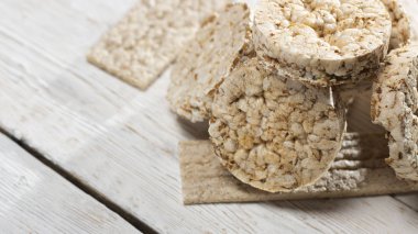 Dilimlenmiş yulaf ezmesi ekmek eski ahşap masa üzerinde Kapat