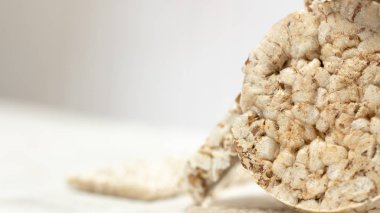 Ahşap masa yakın çekim yulaf ezmesi ekmek dilimlenmiş