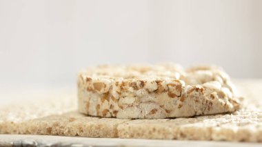 Ahşap masa yakın çekim yulaf ezmesi ekmek dilimlenmiş