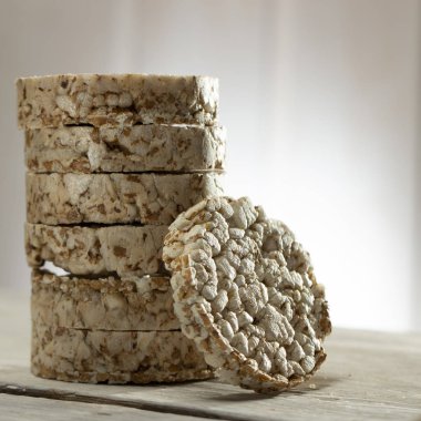 Ahşap masa yakın çekim yulaf ezmesi ekmek dilimlenmiş