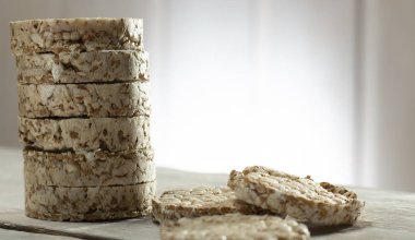 Ahşap masa yakın çekim yulaf ezmesi ekmek dilimlenmiş