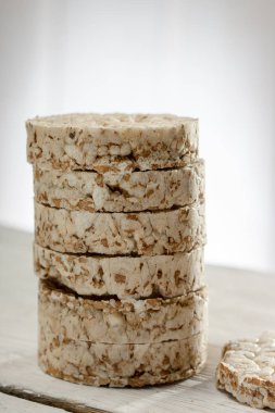 Ahşap masa yakın çekim yulaf ezmesi ekmek dilimlenmiş