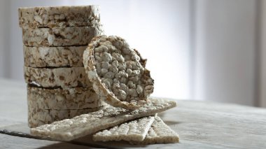 Ahşap masa yakın çekim yulaf ezmesi ekmek dilimlenmiş