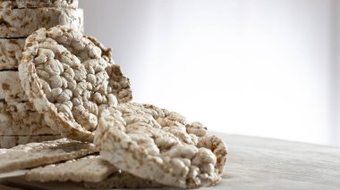 Ahşap masa yakın çekim yulaf ezmesi ekmek dilimlenmiş