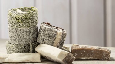 Türk lokumu Rahat Lucum, şeker beyaz ahşap zemin üzerinde yükseldi