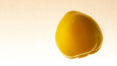 Su, farklı yönlere, turuncu ton su sıçramalarına sinek içine atılmış sarı taze domates