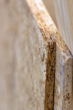 Ahşap osb paneli bastırdı. Arka plan doku ahşap Osb Yönetim Kurulu popo biter yığılmış, yakın çekim.