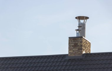 Tuğla çatı çatı, metal açık gökyüzü, mimari öğesi karşı yeşil renk ile duman