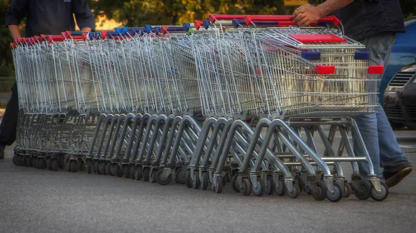 Chariots Supermarché Dans Une Rangée Dans Grand Supermarché Magasin Parking — Photo
