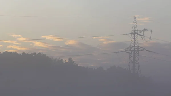 Vysokonapěťové Vedení Pylon Zamlženém Ránu — Stock fotografie