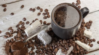 Beyaz masa kahve ve tatlılar lokum fincan yakın çekim