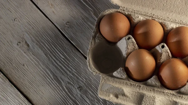 Куриные Яйца Картонной Стойке Коробке Яйцами Белом Столе Вид Сверху — стоковое фото