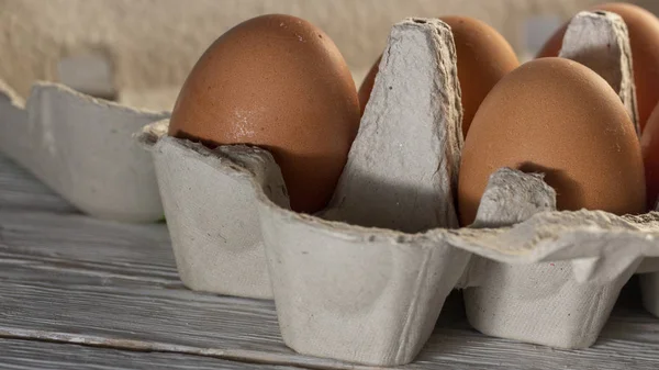 Uova Pollo Scatola Cartone Scatola Uova Tavolo Bianco Vista Dall — Foto Stock